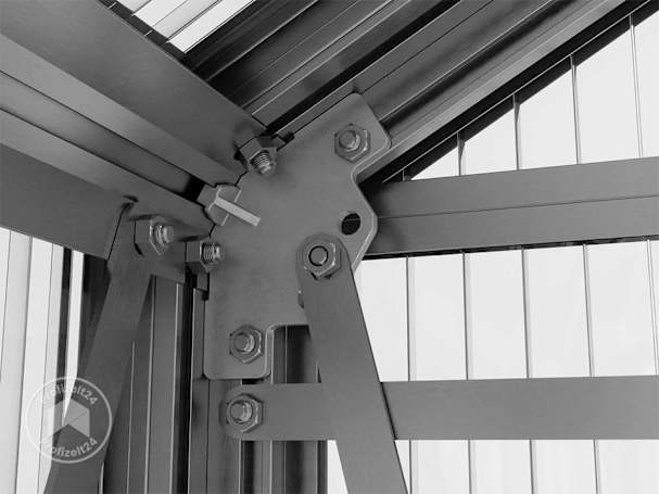 Die Dachstreben für das Anlehngewächshaus montieren