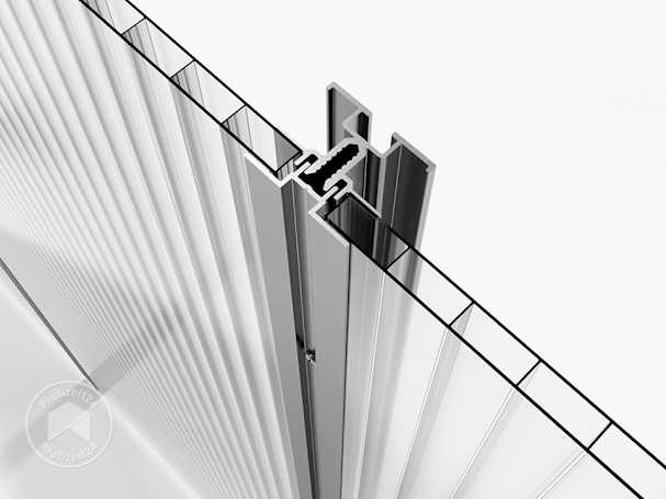 Die hochwertigen Doppelstegplatten ins Anlehngewächshaus einsetzen