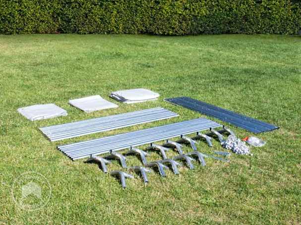 Die Partyzelt-Einzelteile ausgebreitet