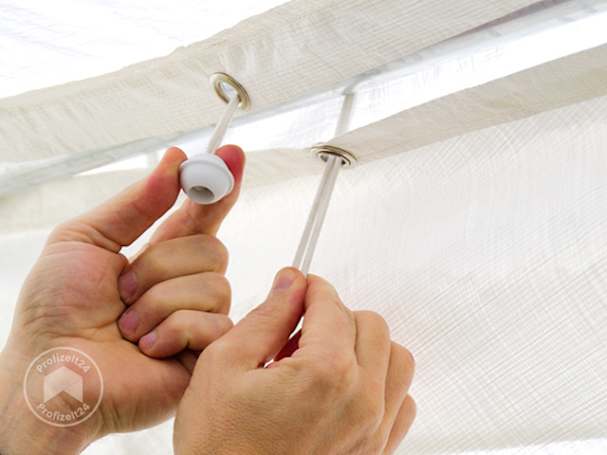 Die flexiblen Spanngumis einfach am Zelt befestigen