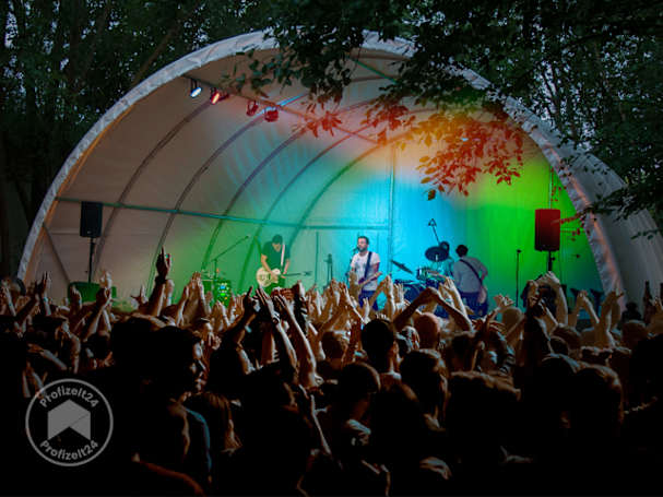 Robuste Rundbogenhallen als perfekte Bühnen-Überdachung auf Events