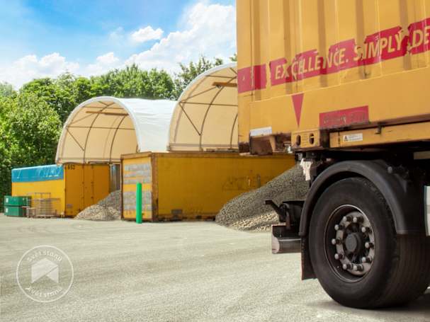 Využití robustní přístřešné konstrukce pro kontejnery jako flexibilního skladu sypkých materiálů