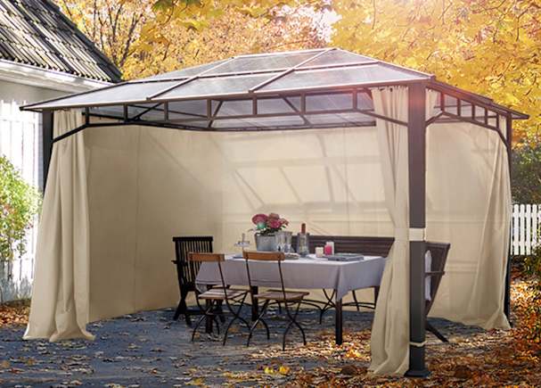 Paviljong med öppna gardiner