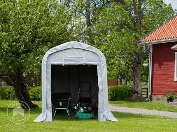 Använda ett litet tältgarage för förvaring av utrustning.