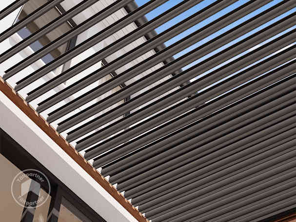 Väggpergola monterad mot hus