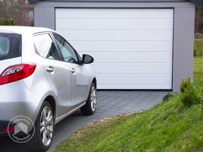 En solid garage som parkeringsplads