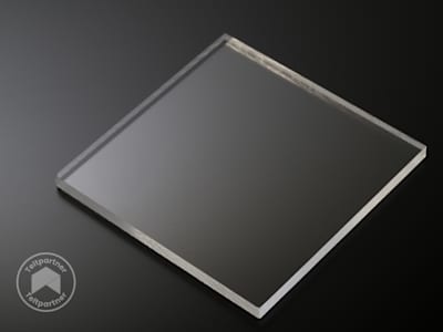 Lille drivhus lavet af gennemskinneligt plexiglas