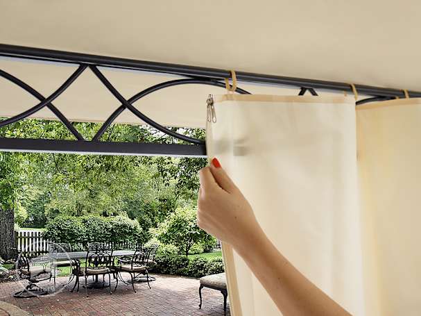 Henger et vanntett sidepanel på hagepaviljongen