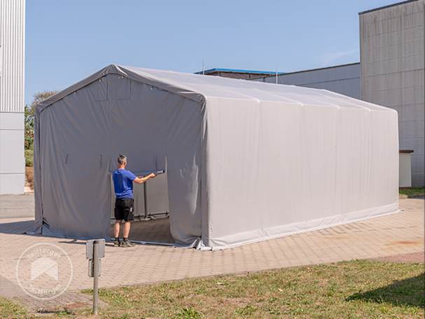 En stor telt hall med praktisk inngang