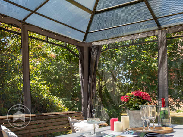 Cenare nel gazebo con zanzariere