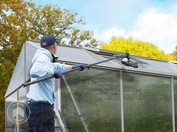 Pulizia delle grondaie della serra