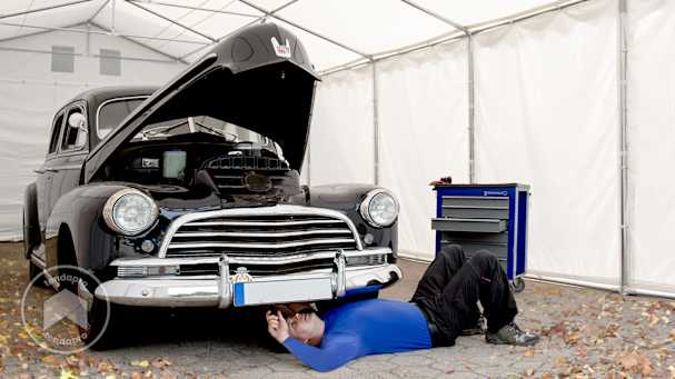 auto d'epco nella tenda garage