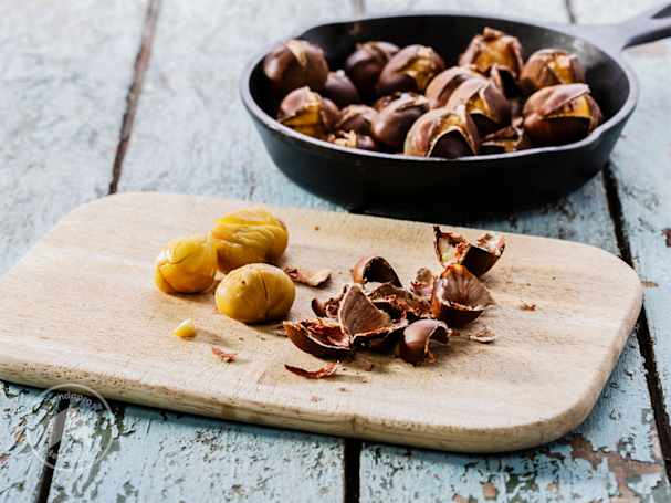 caldarroste in padella e sbucciate su tagliere