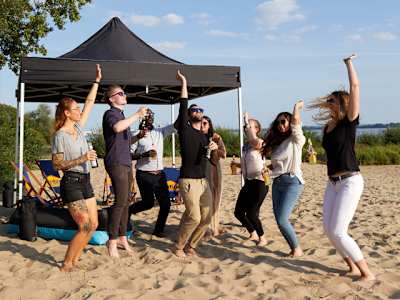 Gazebo pieghevole nero su spiaggia