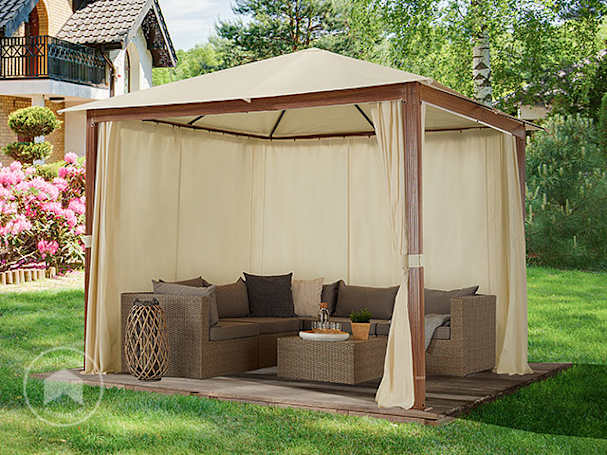gazebo in legno parzialmente chiuso da teli laterali