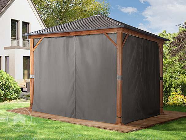 gazebo in legno con tetto in acciaio chiuso da teli laterali