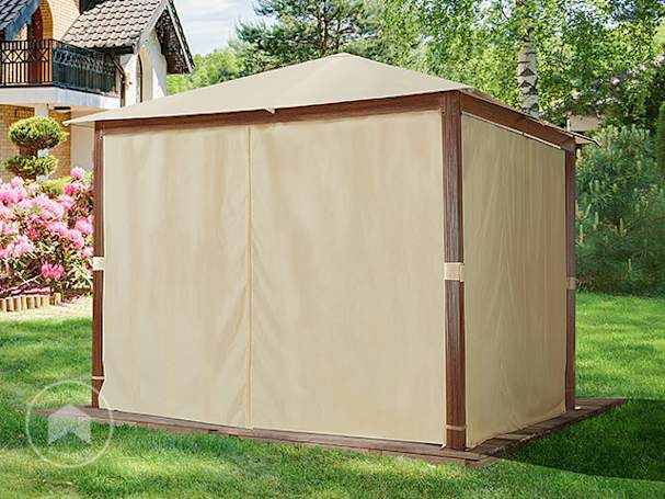 gazebo in legno con tetto morbido completamente chiuso da tende