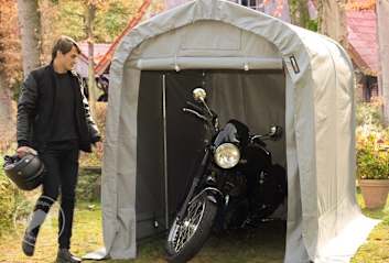 Tenda garage per moto in autunno