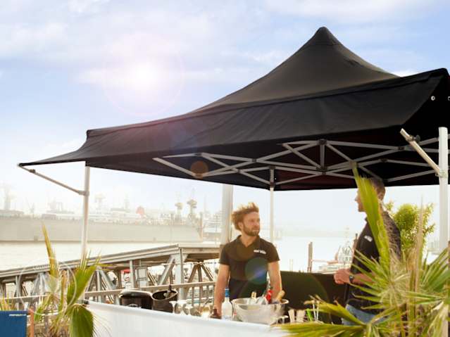 Gazebo pieghevole nero come copertura impermeabile per bar