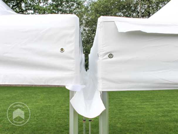 Gazebo pieghevoli uniti da una grondaia