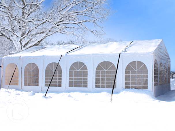 Un tendone innevato saldamente fissato con le cinghie