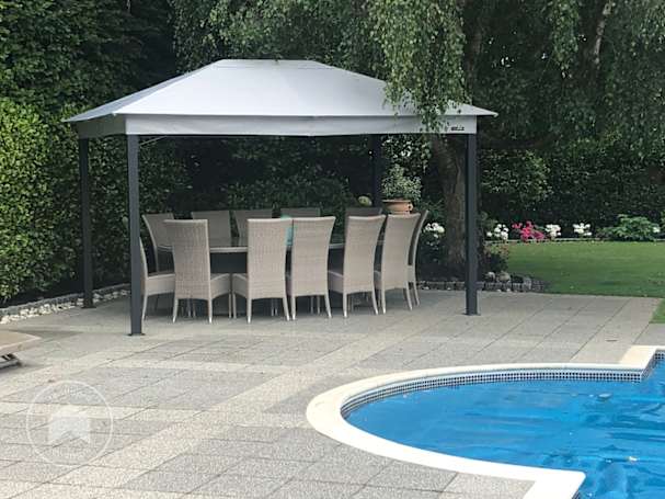 Giardino con piscina e gazebo