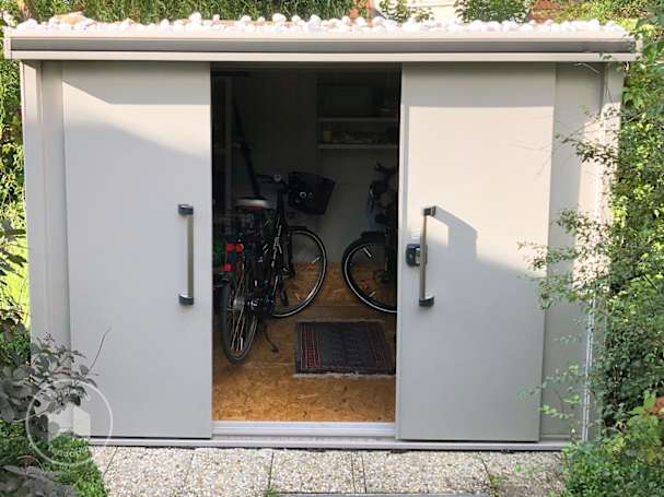 casetta da giardino con biciclette