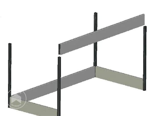 inserire le assi nei montanti dell'orto rialzato