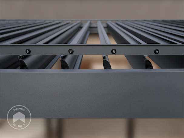 Un pergolato in alluminio chiuso con lamelle