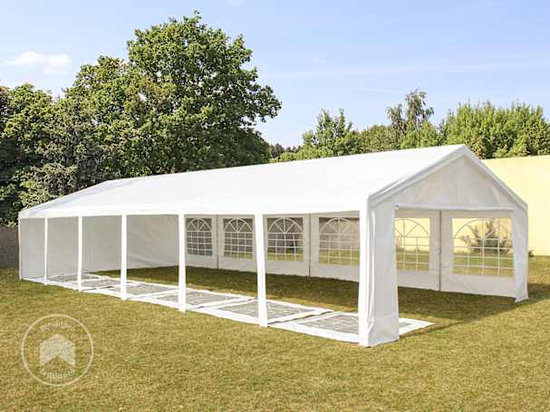 Uma tenda de festa estável com laterais abertas