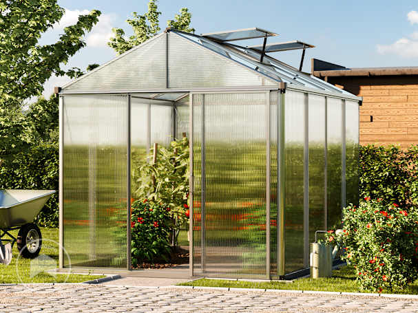 Grande estufa para o cultivo caseiro de tomate, que requer muito espaço